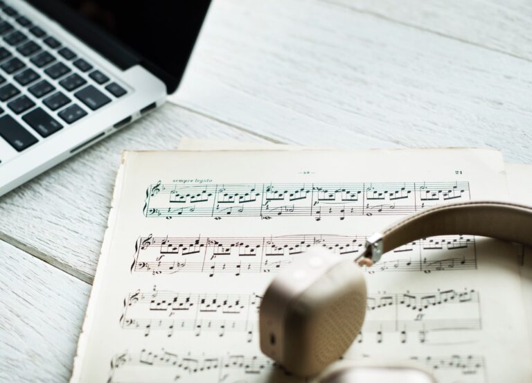 Limburgs-weetje-volkslied-macbook-bladmuziek-koptelefoon