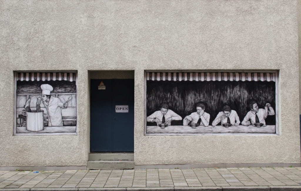 Streetart-Heerlen-Stationstraat-Ramen-mannen-restaurant-zwart-wit